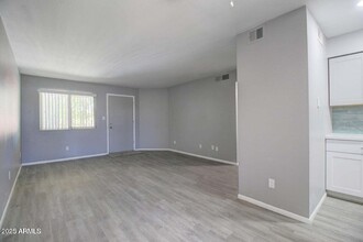 2220 W Dora St in Mesa, AZ - Building Photo - Building Photo