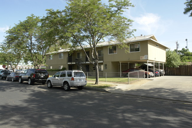 555 W 12th St in Merced, CA - Foto de edificio - Building Photo