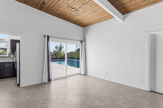 8335 Sugarman Dr in La Jolla, CA - Foto de edificio - Building Photo