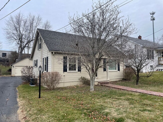 153 Eminence Ave in Harrodsburg, KY - Foto de edificio - Building Photo