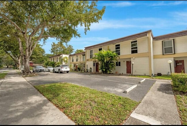 2801 N 34th Ave in Hollywood, FL - Building Photo - Building Photo