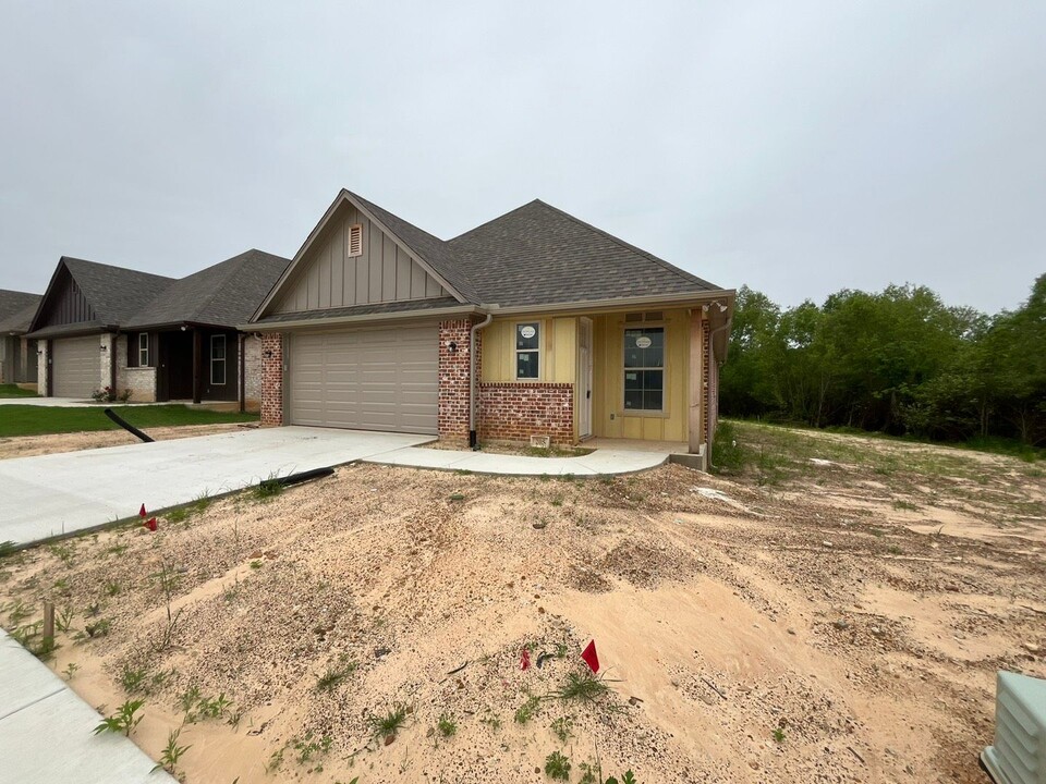 205 Lindsey Ln in Whitehouse, TX - Building Photo
