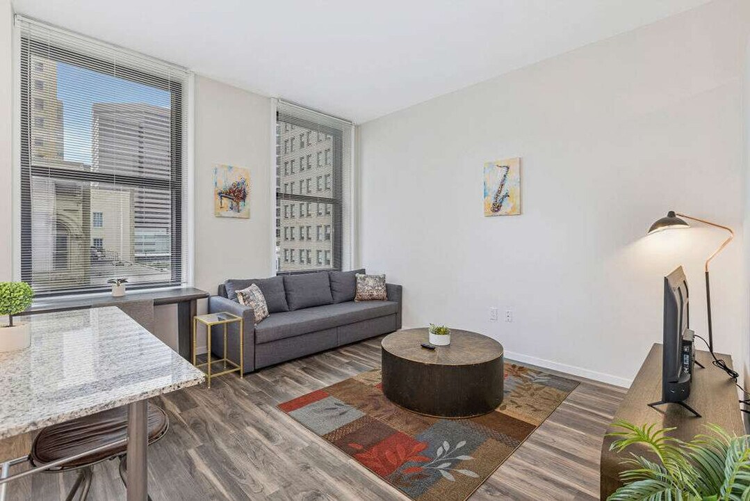 1 W 4th St in Cincinnati, OH - Building Photo