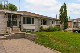 144 Willow Ln in Newmarket, ON - Building Photo