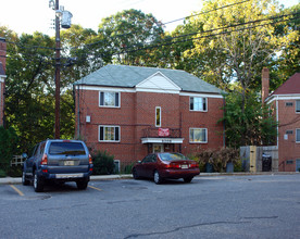 8208 Houston Ct in Takoma Park, MD - Foto de edificio - Building Photo