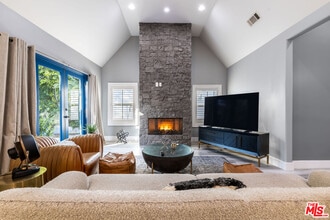 1112 S Highland Ave in Los Angeles, CA - Building Photo - Building Photo