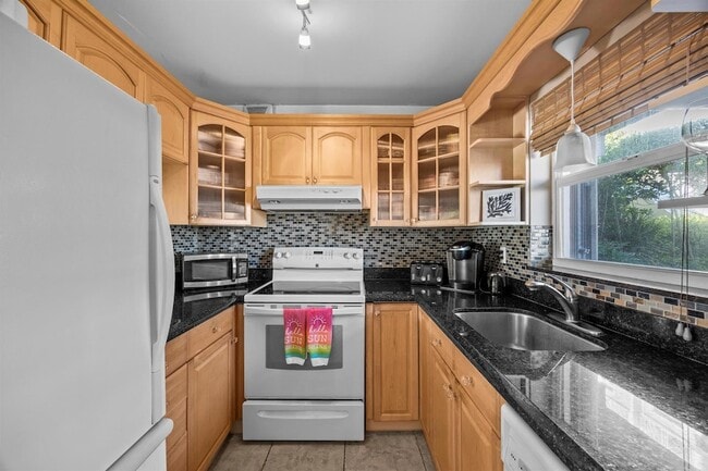 311 E Ocean Ave, Unit 108 in Lantana, FL - Building Photo - Building Photo