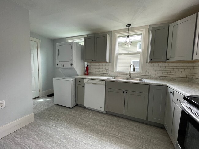 1024 Pearl St in Grinnell, IA - Building Photo - Building Photo