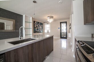7805 NW 104th Ave in Doral, FL - Building Photo - Building Photo