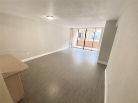 10400 SW 108th Ave in Miami, FL - Building Photo