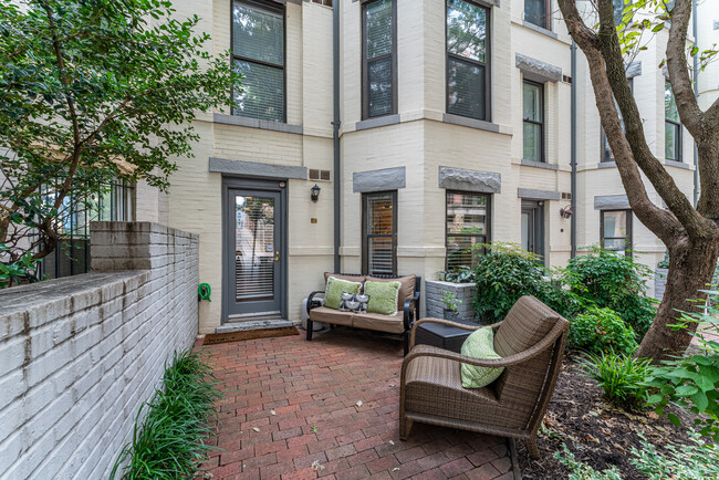 1124 25th St NW, Unit T4 in Washington, DC - Building Photo - Building Photo