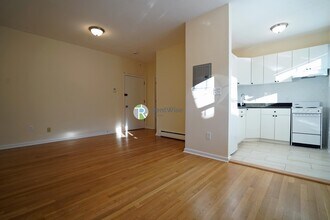 2018 Commonwealth Ave in Boston, MA - Foto de edificio - Building Photo