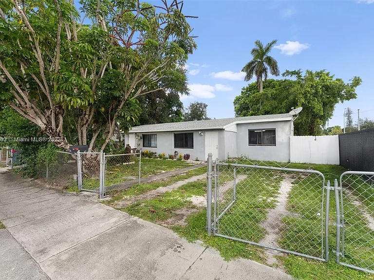 2251 NW 94th St in Miami, FL - Building Photo