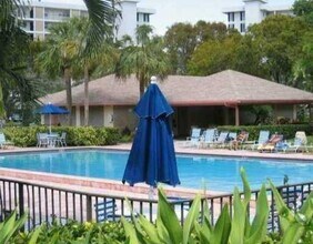 2661 S Course Dr, Unit 403 in Pompano Beach, FL - Foto de edificio - Building Photo