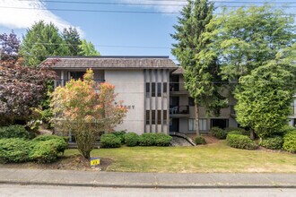 1285 Martin St in White Rock, BC - Building Photo - Building Photo