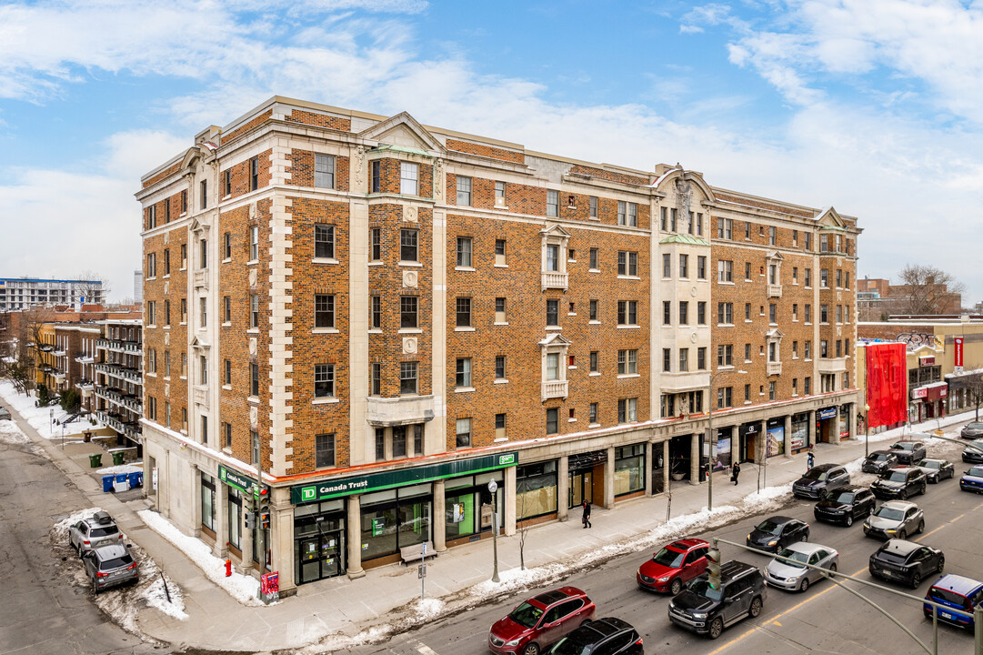 Pickwick Arms in Westmount, QC - Building Photo