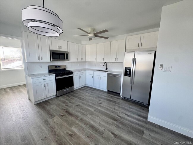 70 Burlington Ave in Deer Park, NY - Building Photo - Building Photo