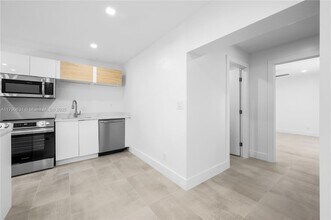 551 NE 26th St, Unit 2 in Wilton Manors, FL - Building Photo - Building Photo