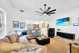 10755 Clara Ln in St. Petersburg, FL - Building Photo