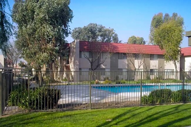 Waterman Apartments in San Bernardino, CA - Foto de edificio - Building Photo