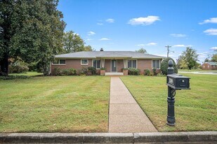 902 Whitehall Rd in Murfreesboro, TN - Building Photo