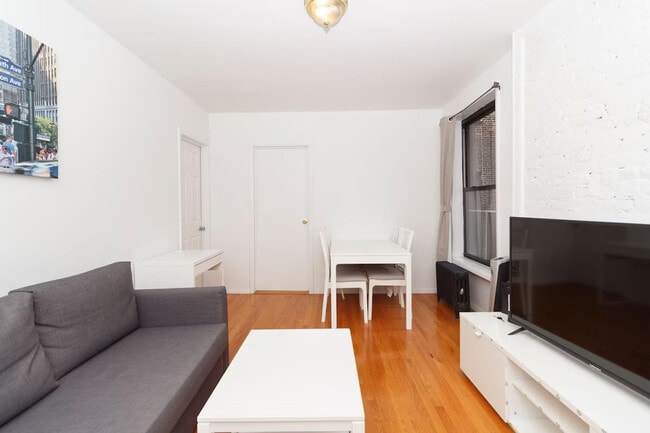 315 E 95th St in New York, NY - Building Photo - Building Photo