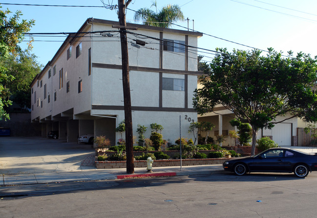 203 E Oak Ave in El Segundo, CA - Building Photo - Building Photo