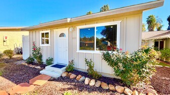 1112-14 Vía Prado in Fallbrook, CA - Building Photo