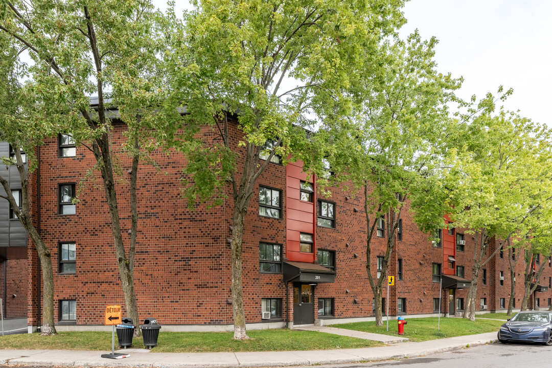 201 Des Commissaires Rue O in Québec, QC - Building Photo