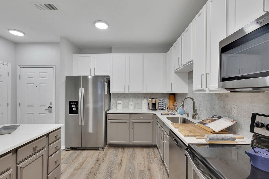 Avia Lowry in Denver, CO - Foto de edificio