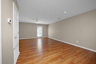 6636 S Wilson Rd in Radcliff, KY - Building Photo - Building Photo