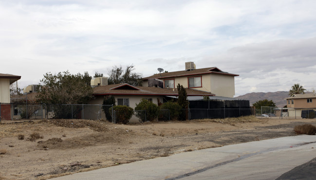 371 Karen Ct in Barstow, CA - Foto de edificio - Building Photo