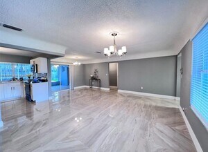 6720 Azalea Dr in Miramar, FL - Building Photo - Building Photo