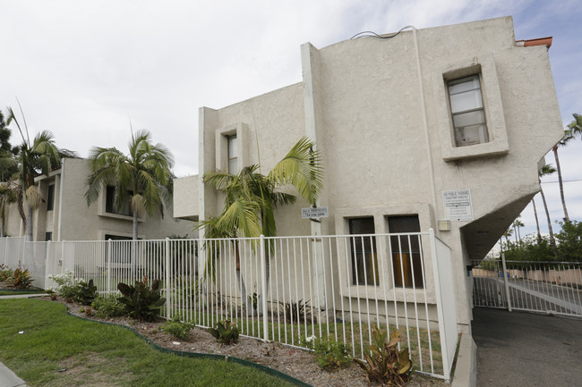 Courtyard Apartments in Garden Grove, CA - Foto de edificio - Building Photo