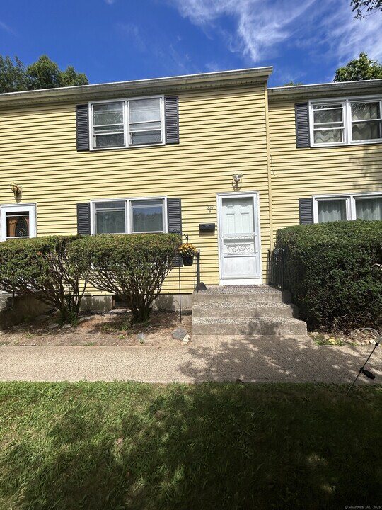 227 New Britain Ave in Farmington, CT - Foto de edificio