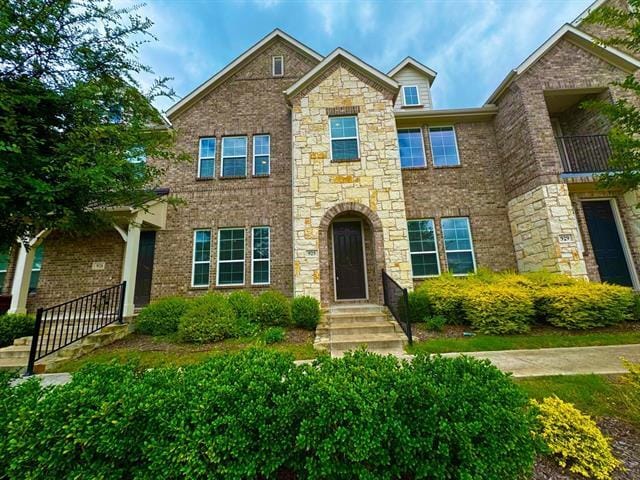 property at 925 Utica Dr