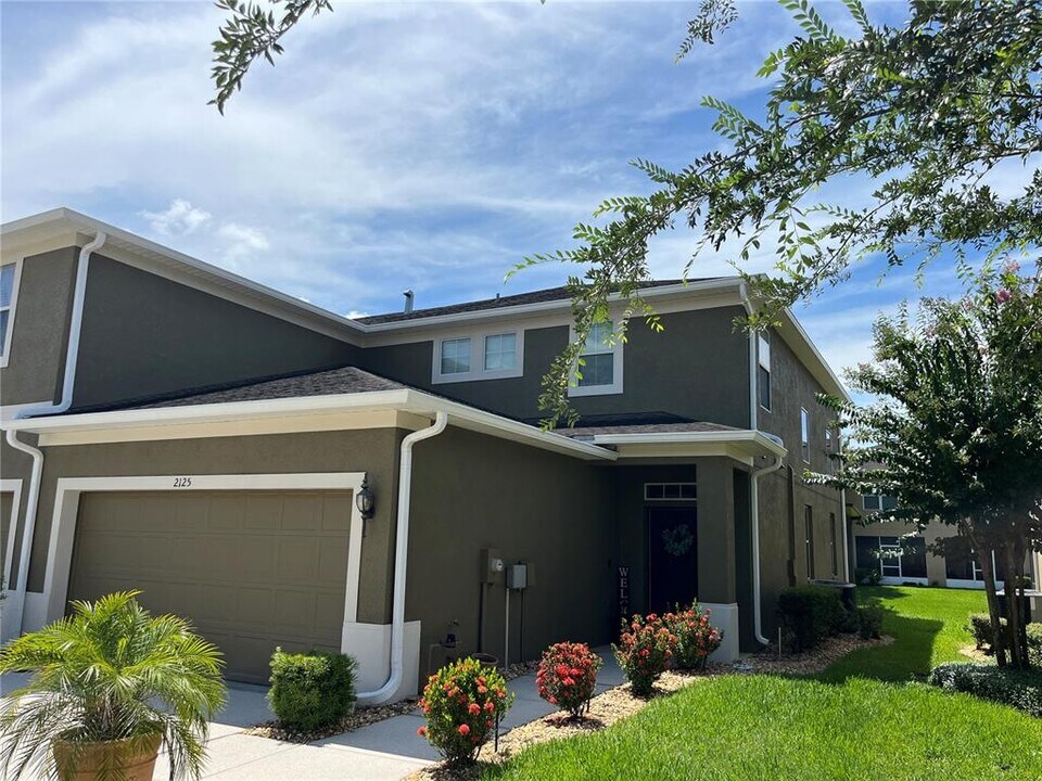 2125 Lennox Dale Ln in Brandon, FL - Building Photo