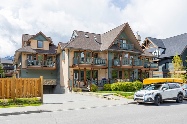 422 Cougar St in Banff, AB - Building Photo - Building Photo
