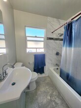 6120 S Wilton Pl, Unit #1 in Los Angeles, CA - Foto de edificio - Building Photo