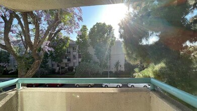 5330 Zelzah Ave, Unit 8 in Encino, CA - Foto de edificio - Building Photo