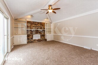 241 Summit Ridge Dr in Greenwood, IN - Foto de edificio - Building Photo