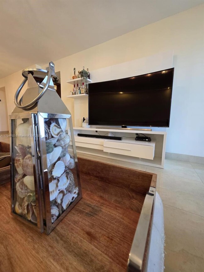 9225 Collins Ave, Unit 1409 in Surfside, FL - Foto de edificio - Building Photo