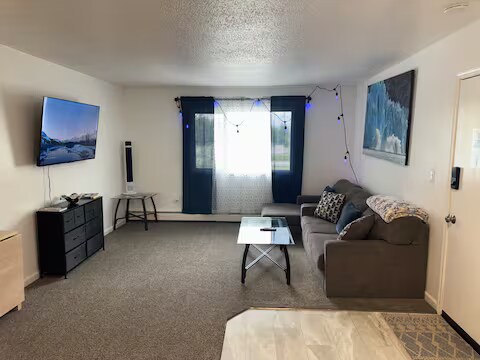 7447 Jewel Lake Rd in Anchorage, AK - Building Photo