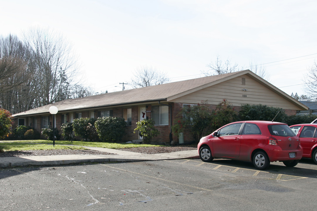 Forest Terrace Apartments in Forest Grove, OR - Foto de edificio