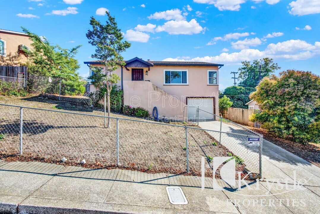 114 Hollywood Ave in Vallejo, CA - Building Photo