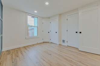 2147 6th Ave W, Unit 1 in Seattle, WA - Foto de edificio - Building Photo