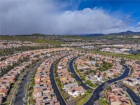 28301 Esplanada Dr in Santa Clarita, CA - Building Photo