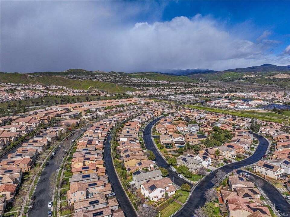 28301 Esplanada Dr in Santa Clarita, CA - Building Photo