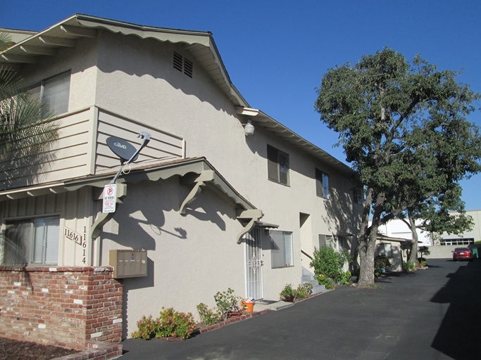 11614 Coldbrook Ave in Downey, CA - Foto de edificio