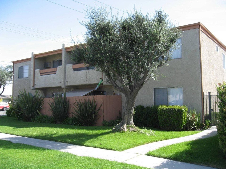 8100 Apartments in Stanton, CA - Foto de edificio